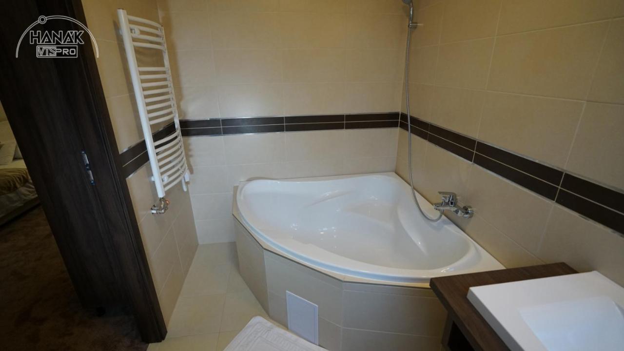 Hotel Irisz Ньиредьхаза Экстерьер фото