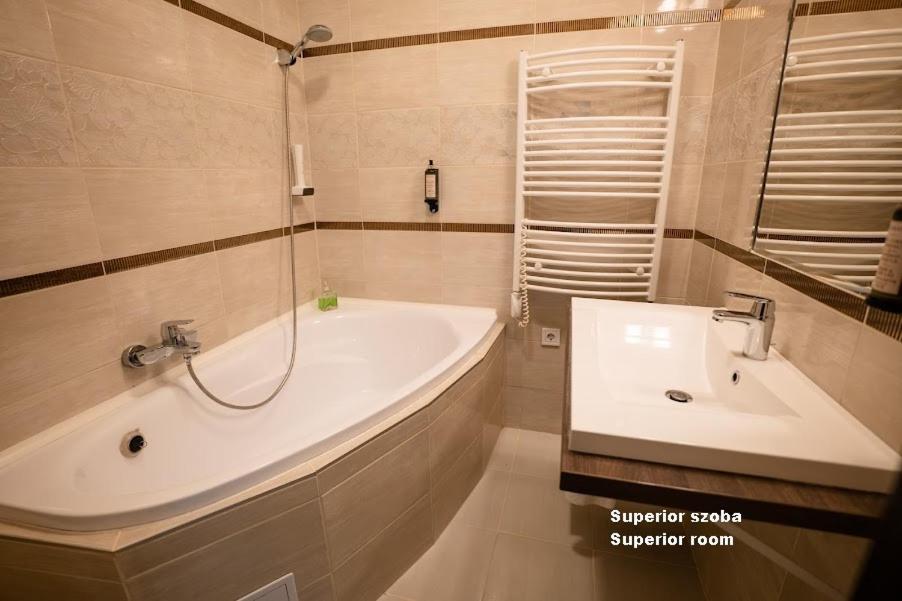 Hotel Irisz Ньиредьхаза Экстерьер фото