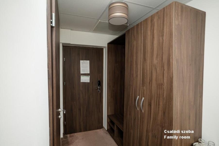 Hotel Irisz Ньиредьхаза Экстерьер фото