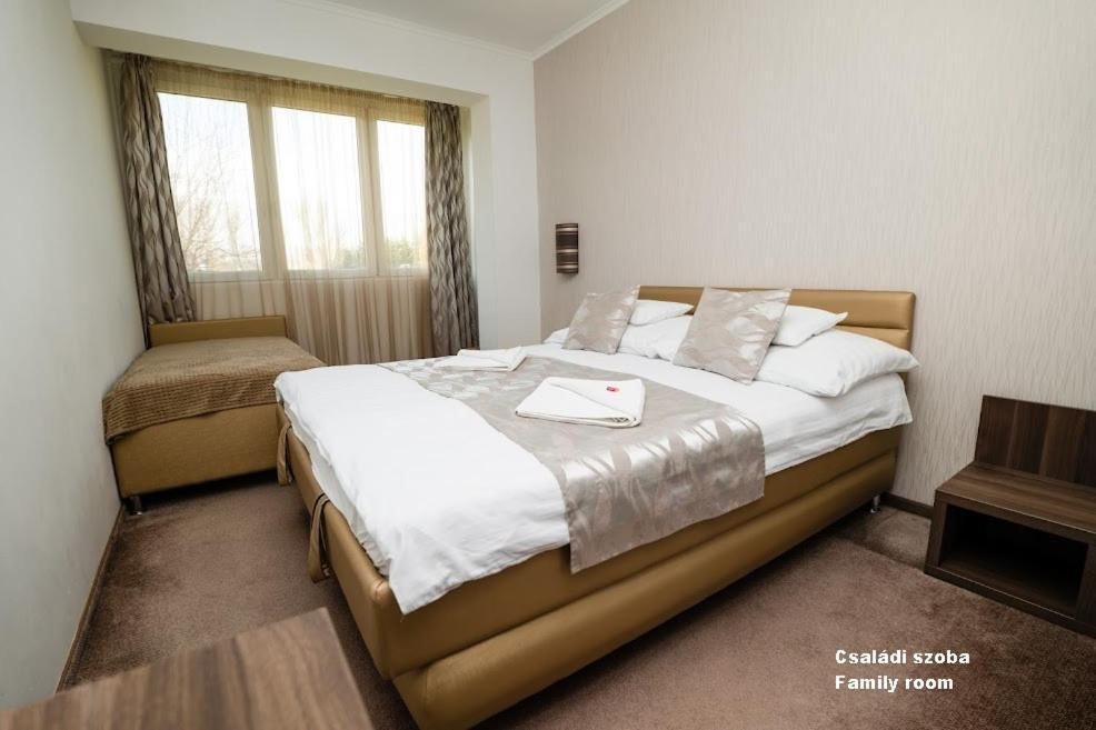 Hotel Irisz Ньиредьхаза Экстерьер фото