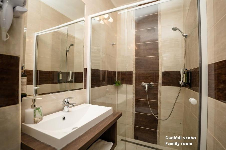 Hotel Irisz Ньиредьхаза Экстерьер фото